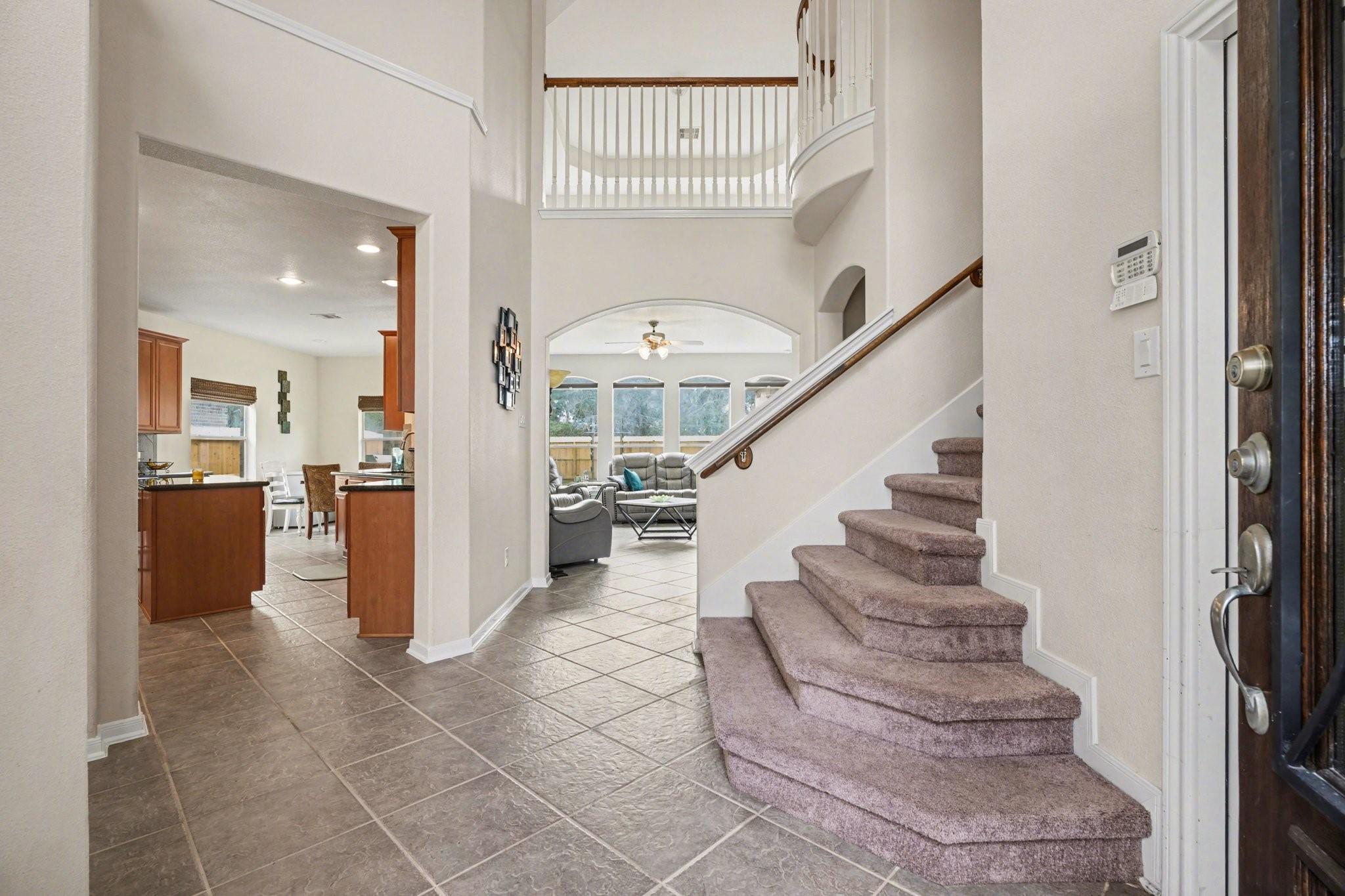 Image 4: 2 STORY FOYER WITH TILE FLOORING THROUGHOUT THE LI