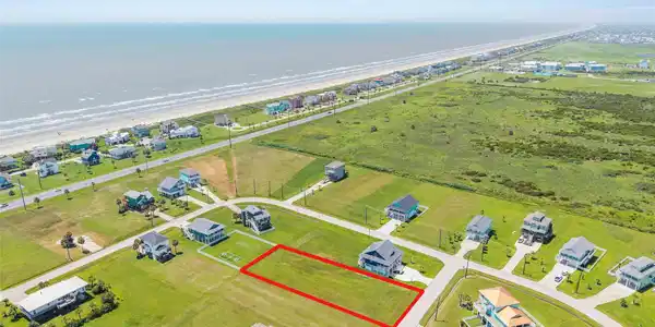 Image 4: Aerial view showcasing close proximity to the beac