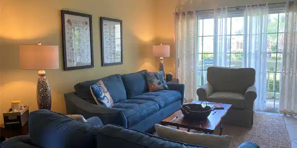 Image 4: Bright and cozy living room with comfortable sofas