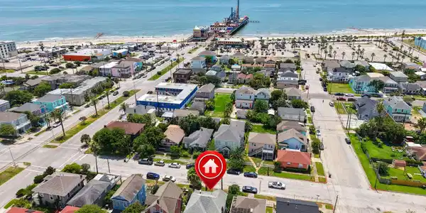 Image 4: 2 blocks from Pleasure Pier