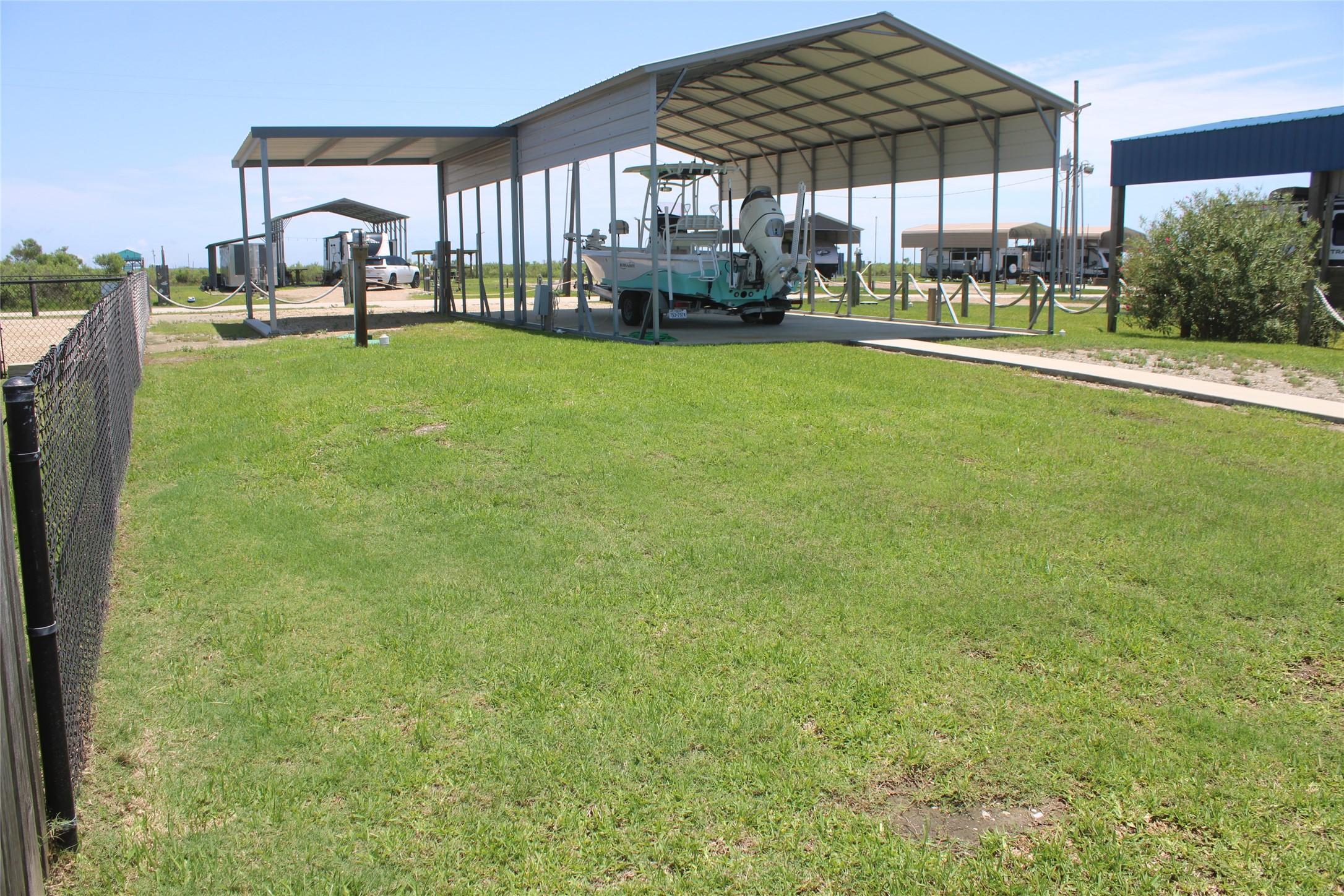 Image 1: Large grassy area for the entire family