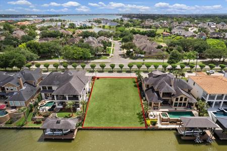211 Blue Water Way