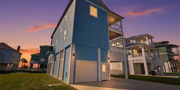 Image 3: Enjoy sunset views from one of 4 balconies