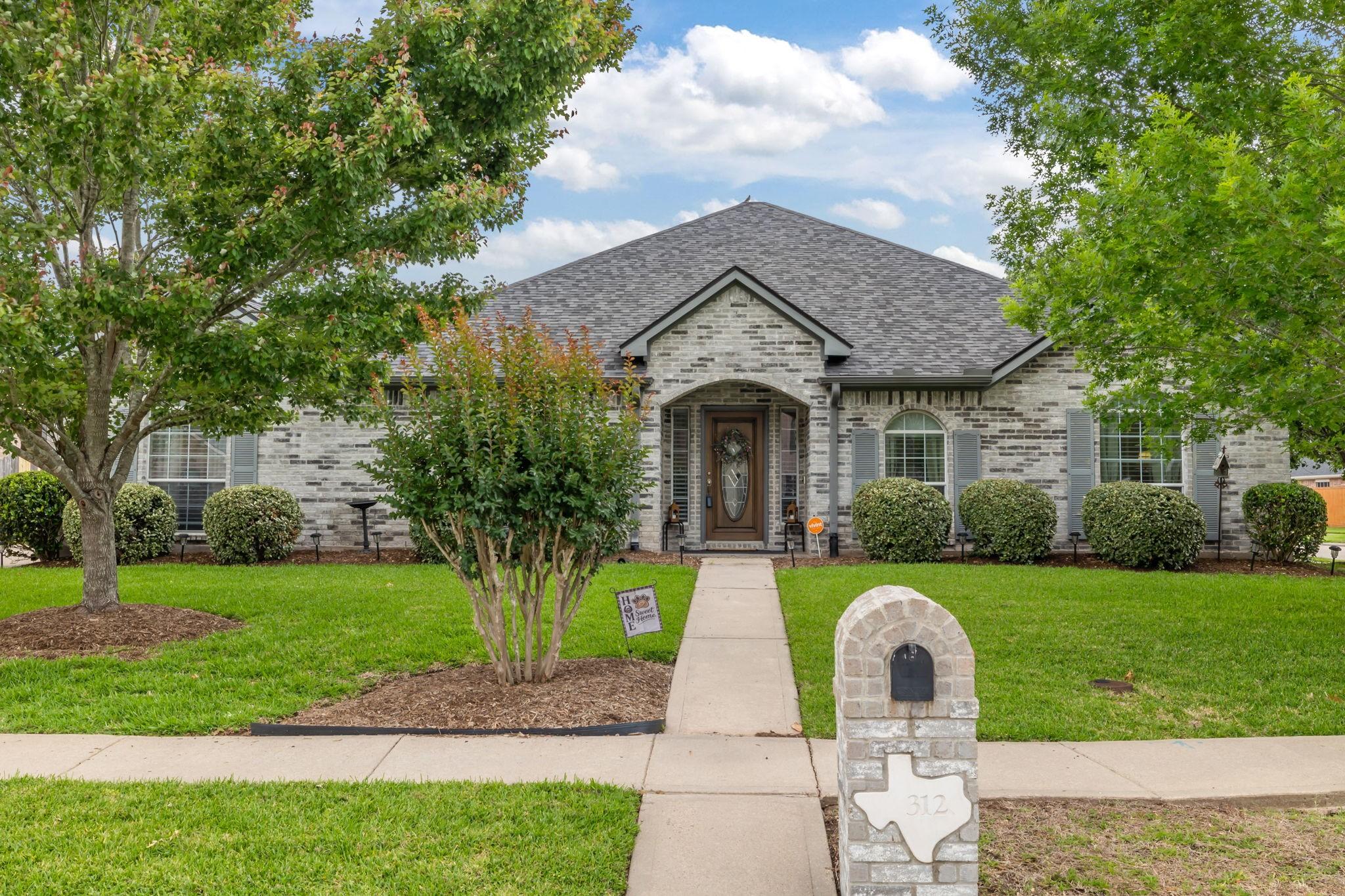 Image 4: Step inside this beautifully updated 3,088 sqft on