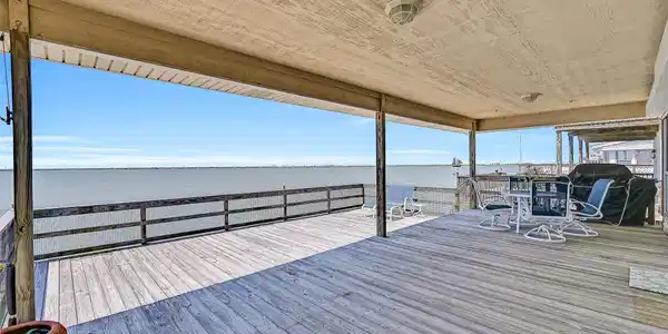 Image 4: Stretching across the bayside of the home, this ov