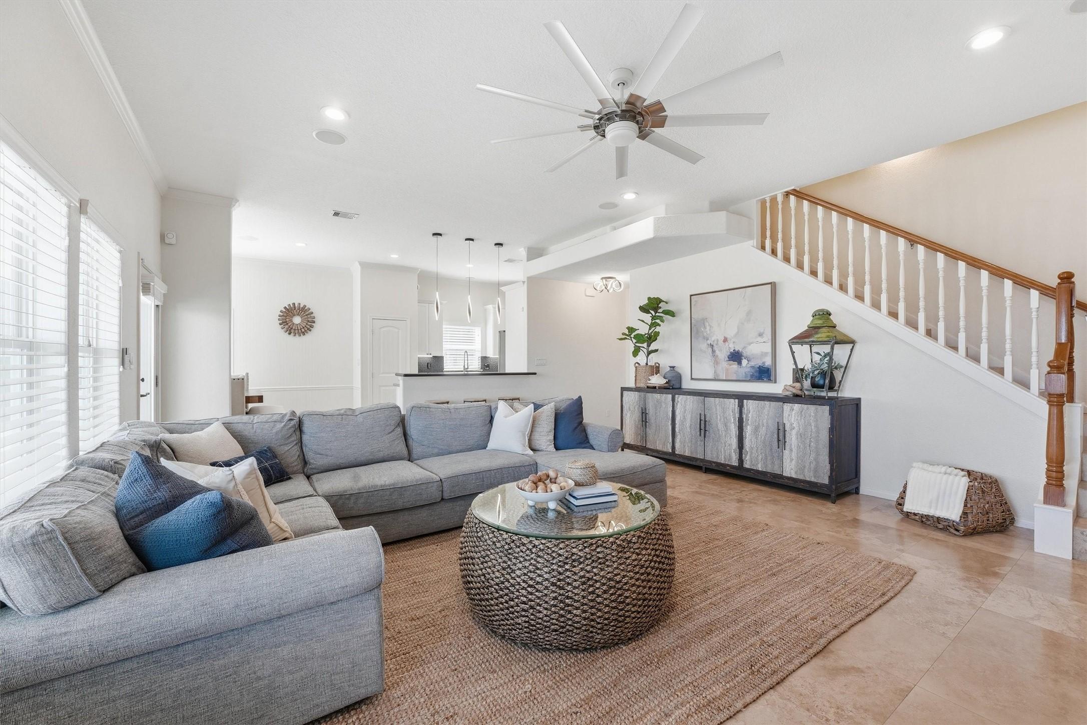 Image 3: Comfortable and spacious living room designed for