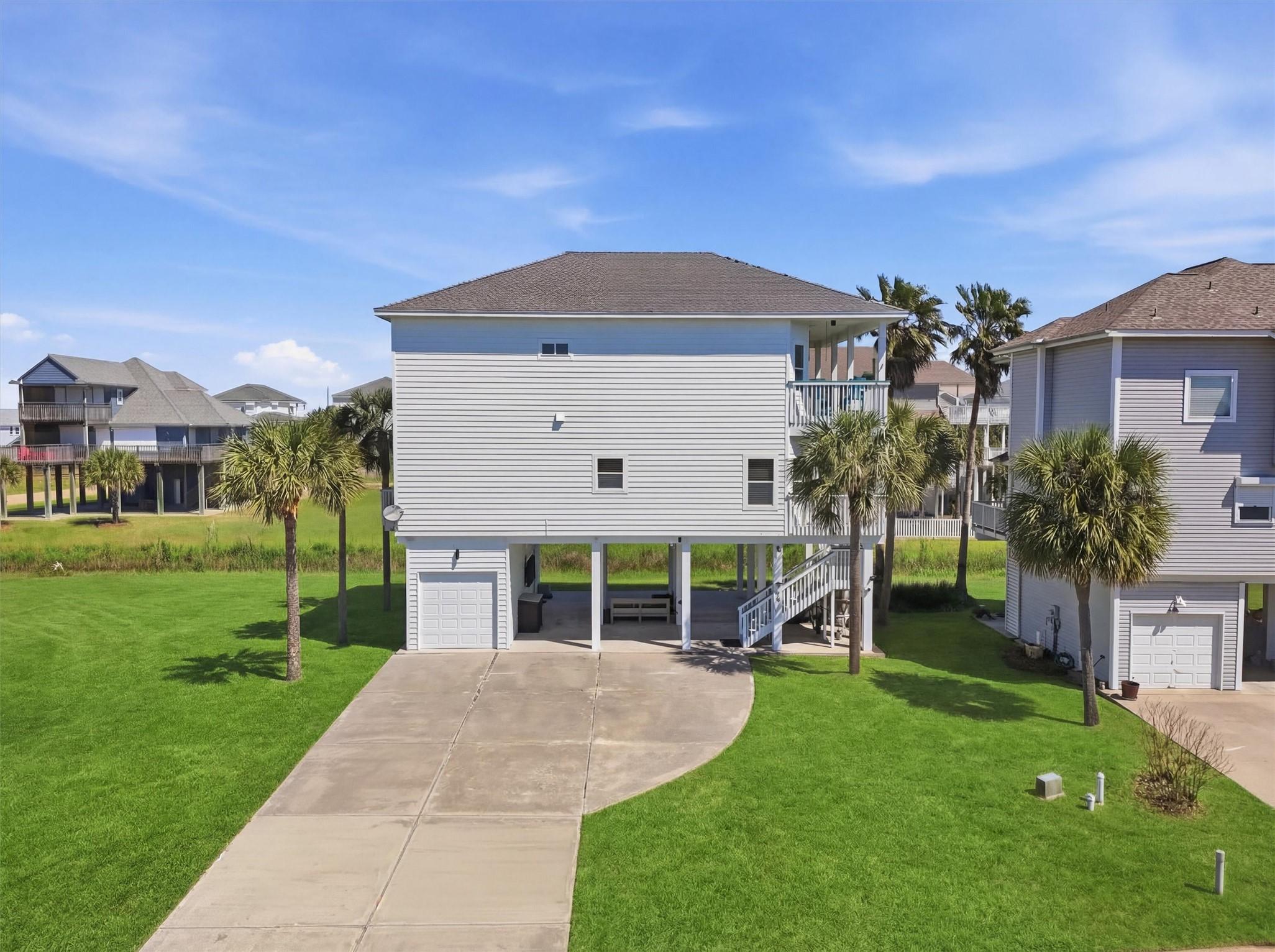 Image 4: Elevated construction offers excellent curb appeal