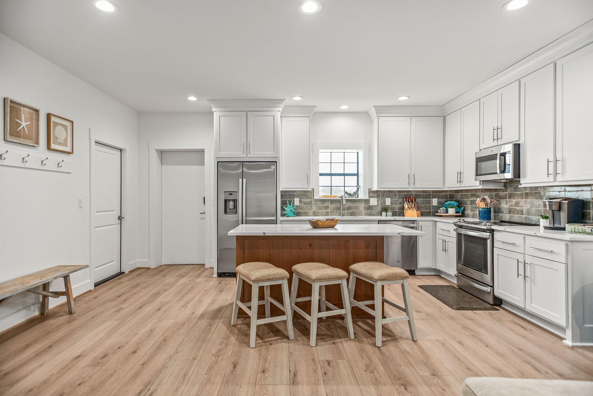 Image 4: Kitchen with Large Island, Stainless Steel Applian