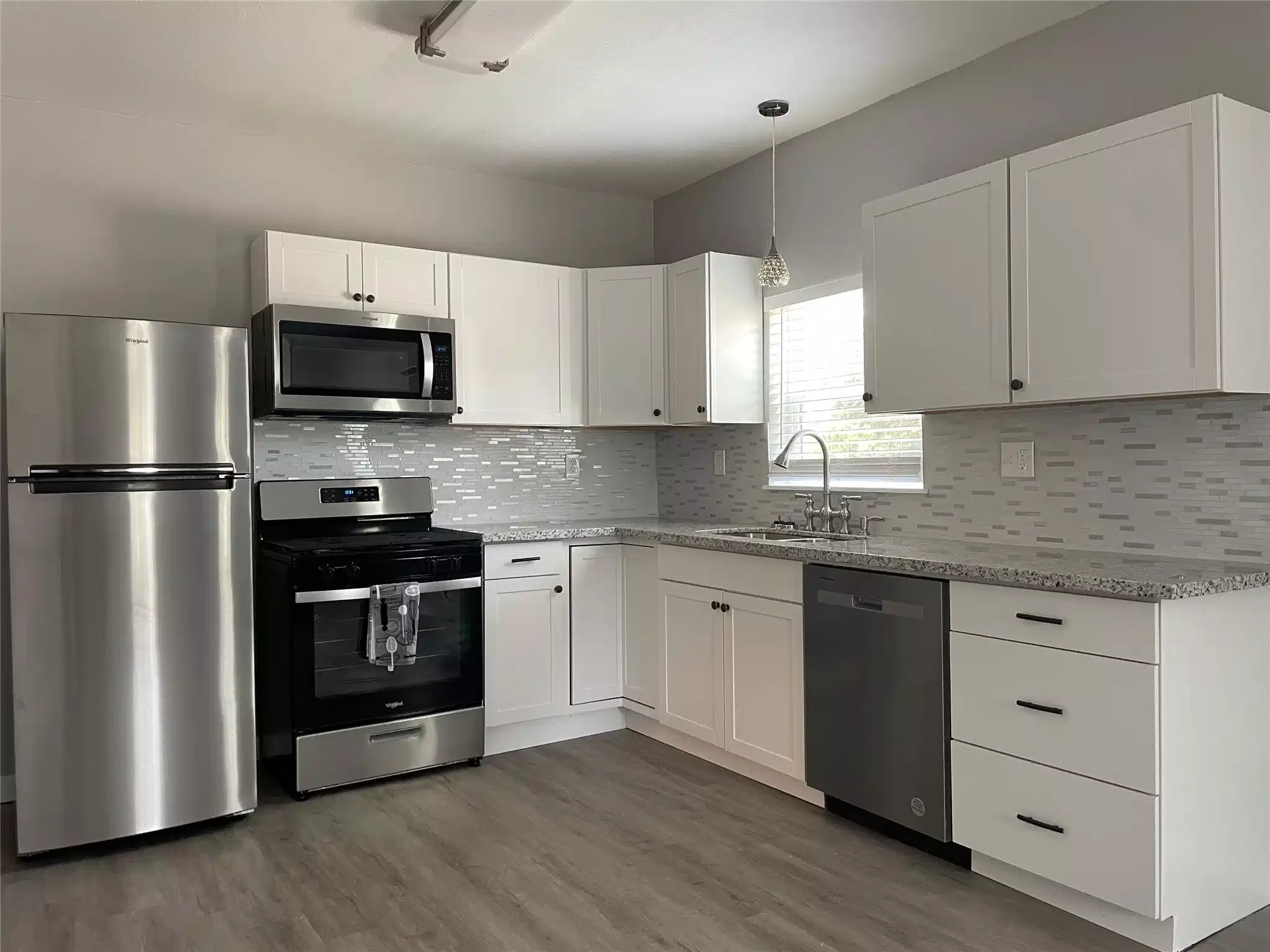 Image 1: This kitchen brings the WOW FACTOR with granite co