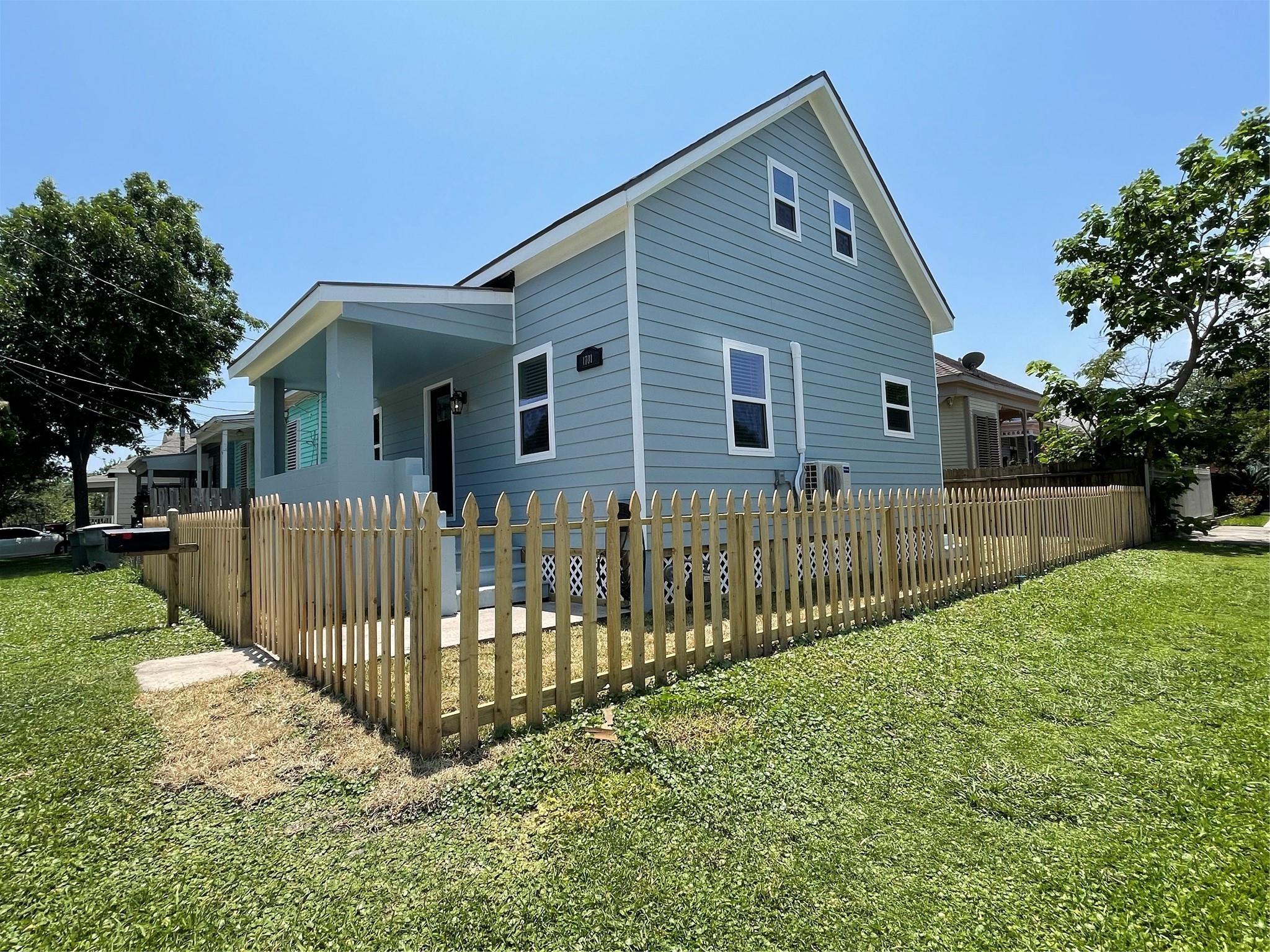 Image 4: Exterior Corner Lot / Curb Appeal
COMMANDING atte