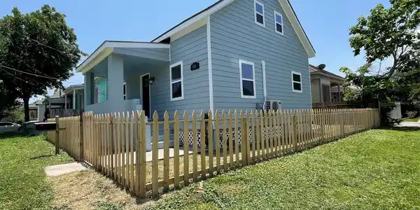 Image 4: Exterior Corner Lot / Curb Appeal
COMMANDING atte