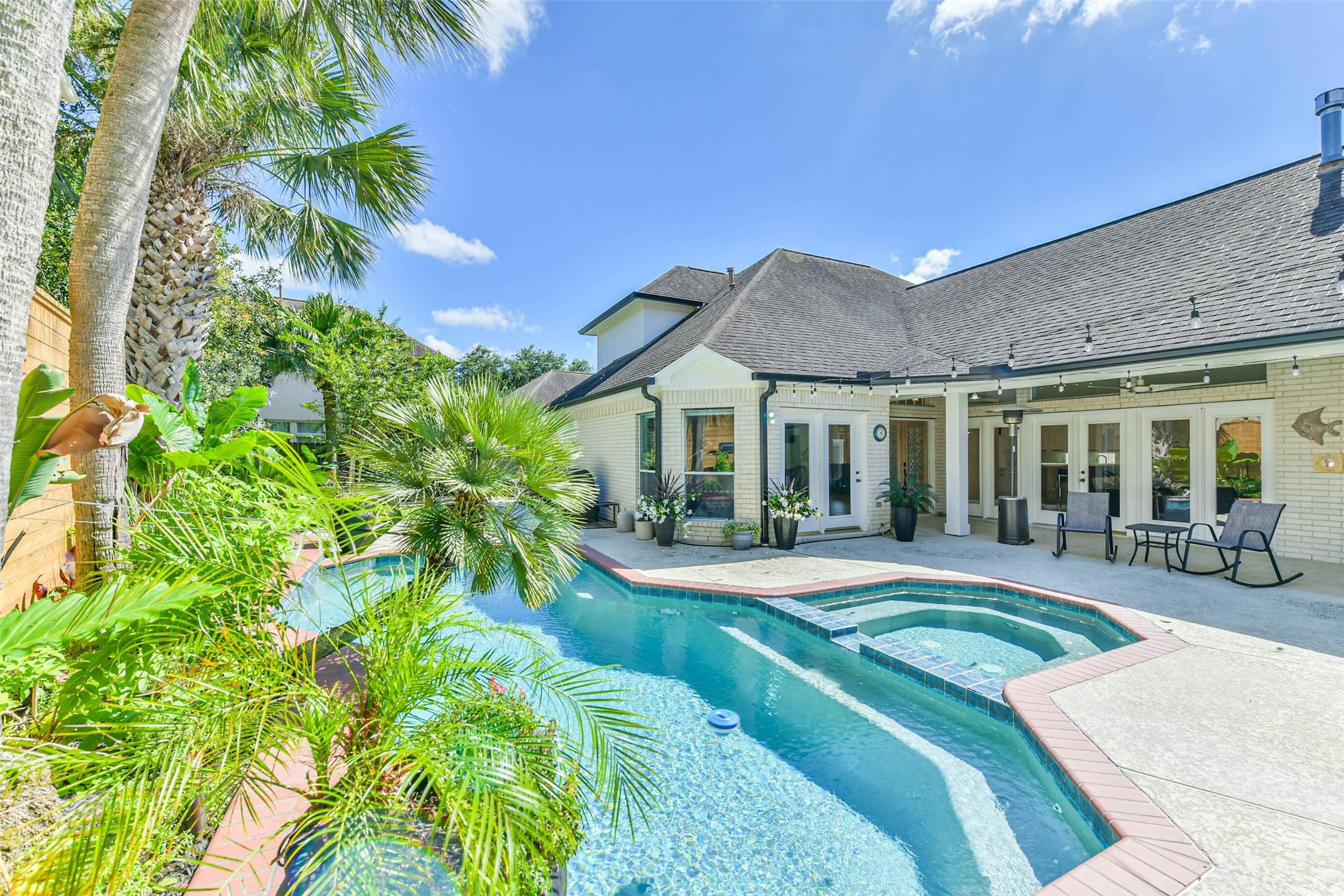 Image 3: Vacation mode activated! Pool, hot tub - tropical