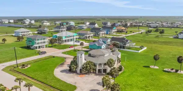 Image 2: Look at the land & driveway!