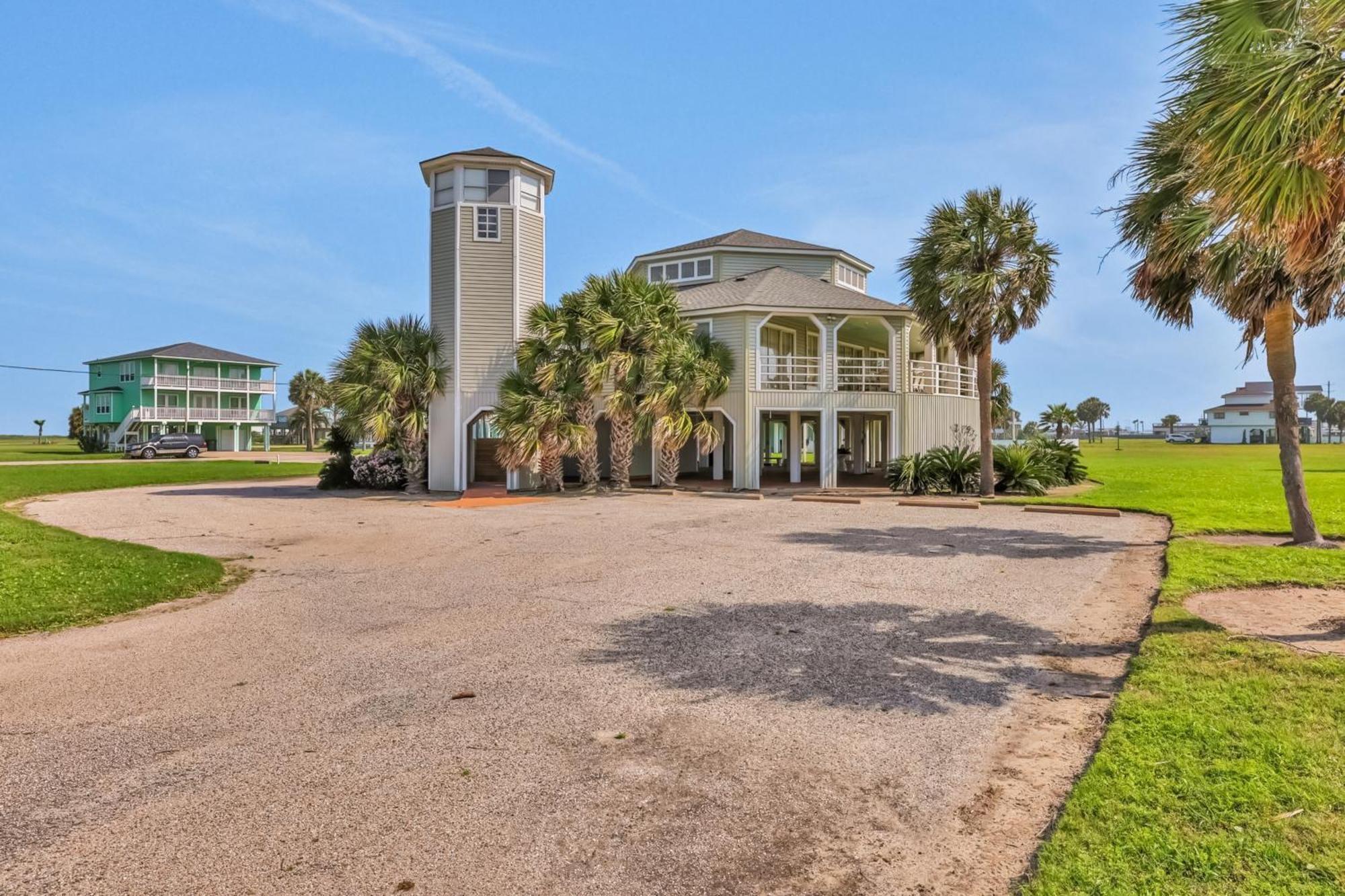 Image 4: Large Driveway, two ways to enter the property.