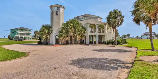 Image 4: Large Driveway, two ways to enter the property.