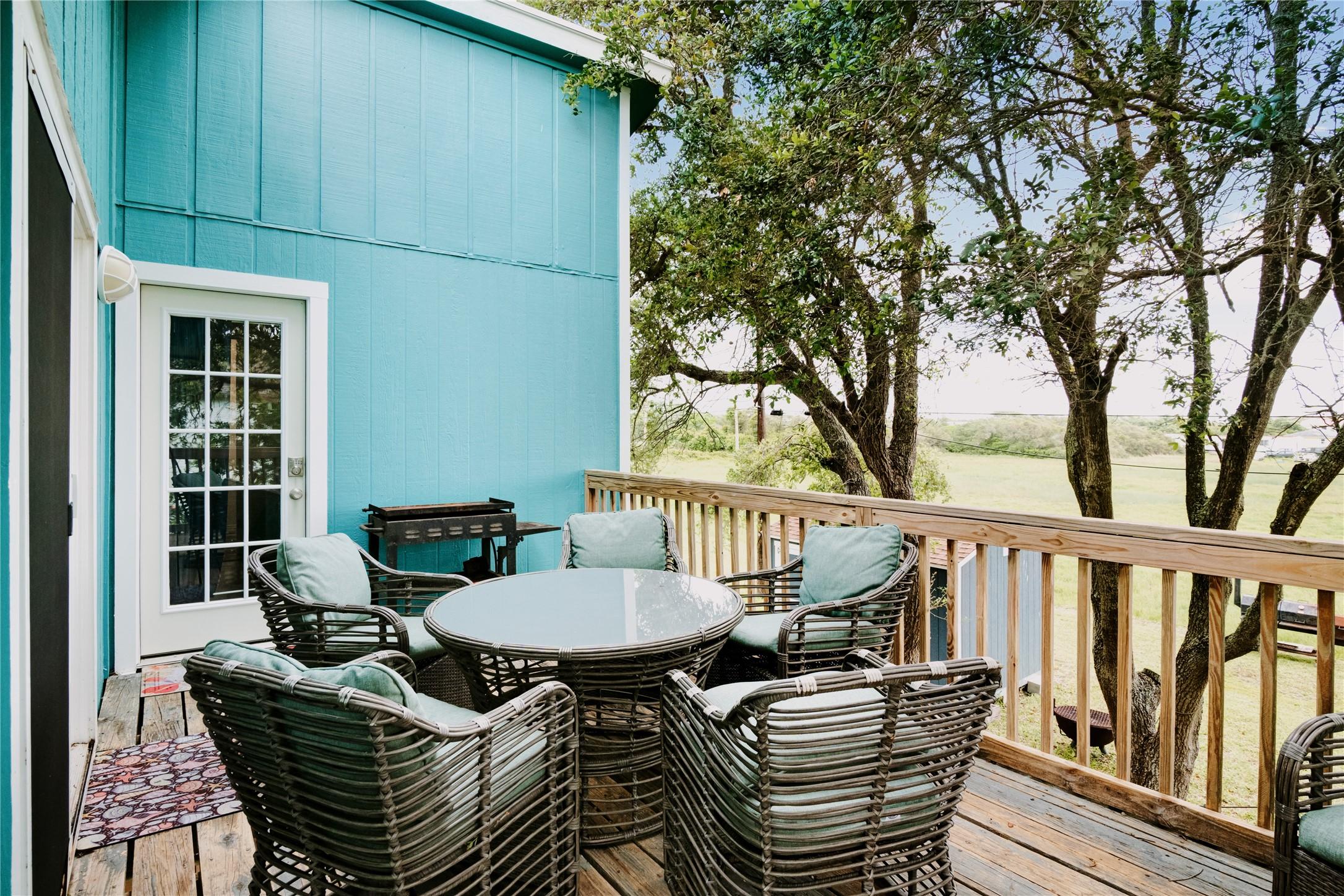 Image 3: Rear exterior deck