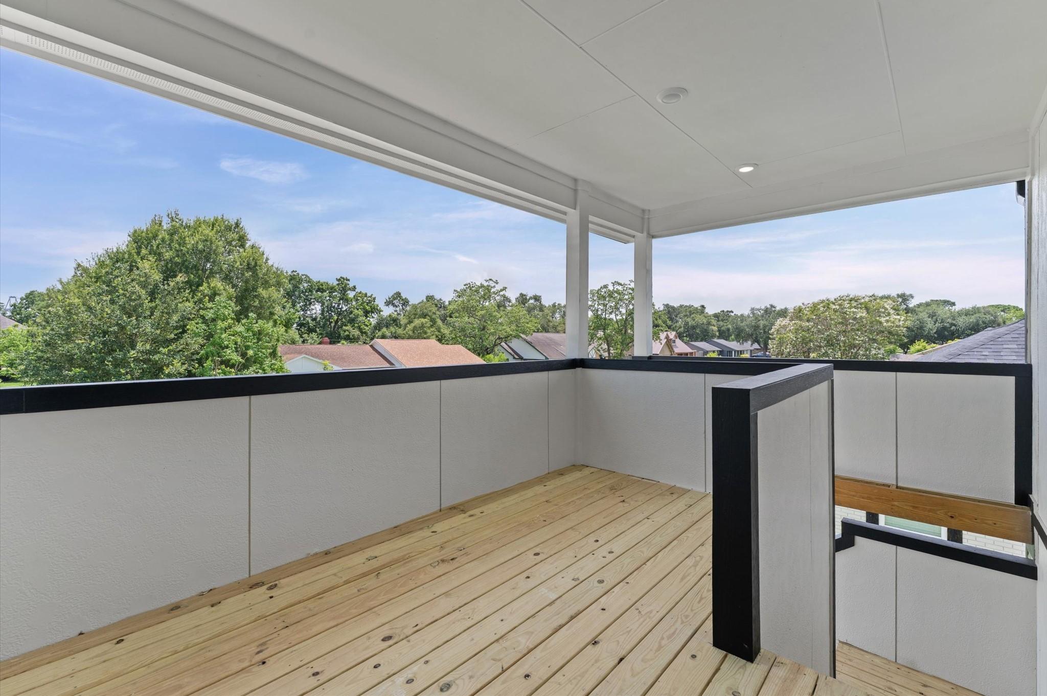Image 4: Lots of front balcony space.