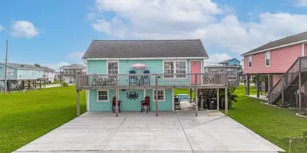 Image 3: Front of home with driveway