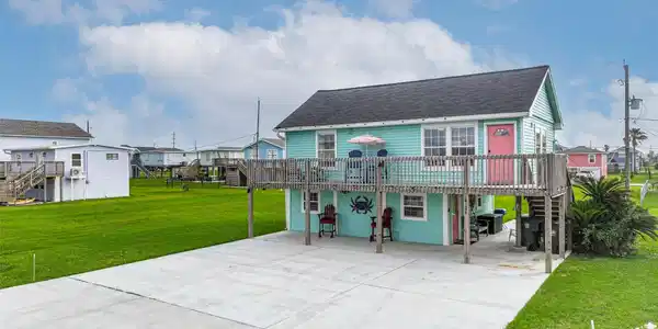 Image 4: Angled view of home front