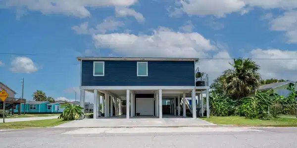Image 3: Triple-wide driveway allows for plenty of vehicle/