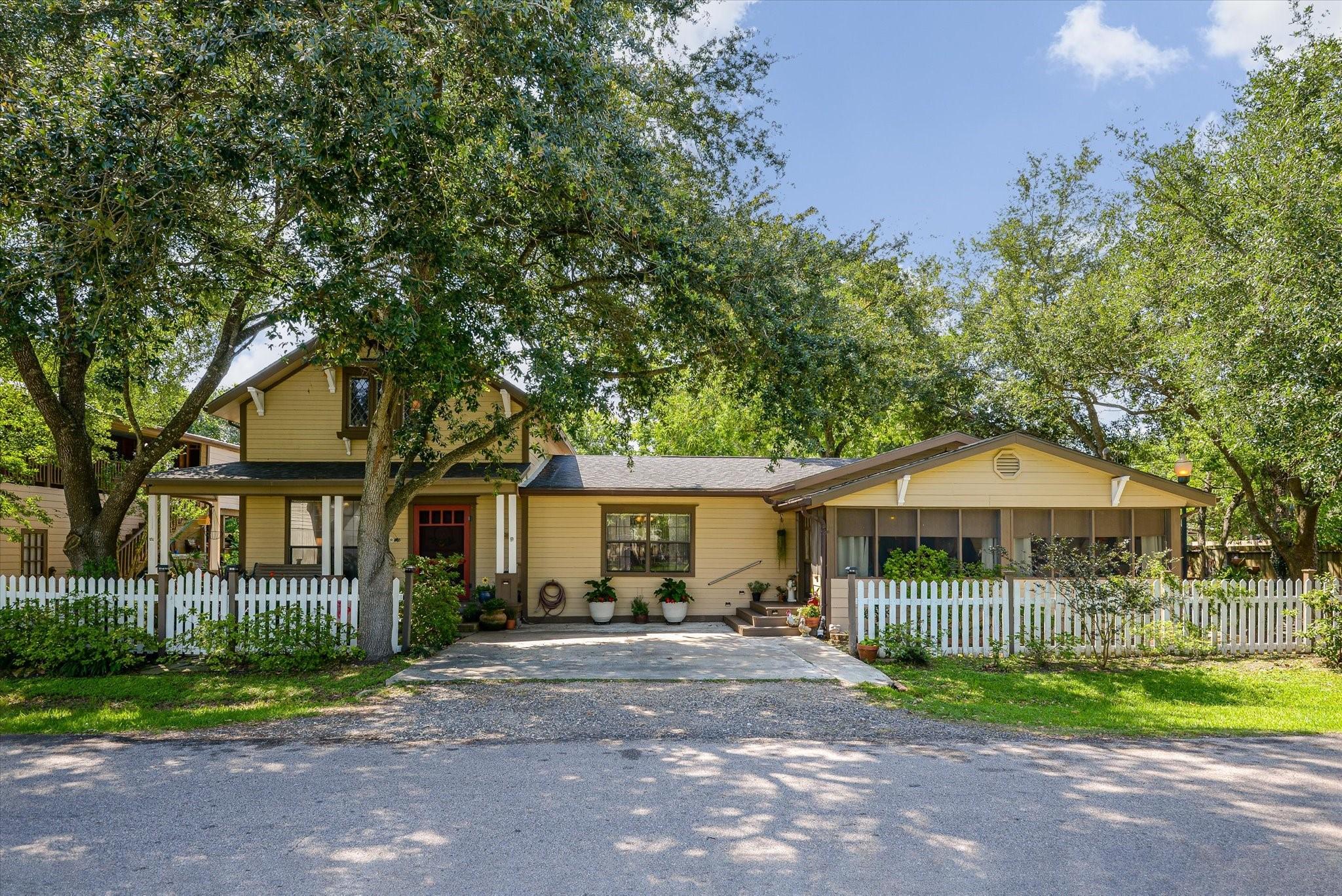 Image 1: front view of property