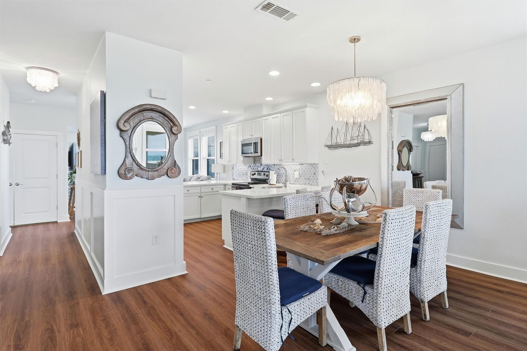 Image 2: Beautifully updated 3/3 condo in front row beachfr
