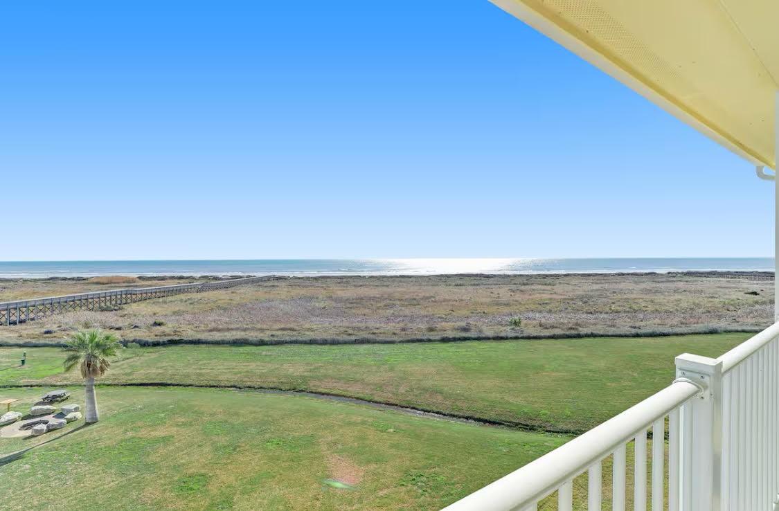 Image 3: Top level beachfront VIEWS of the Gulf!
