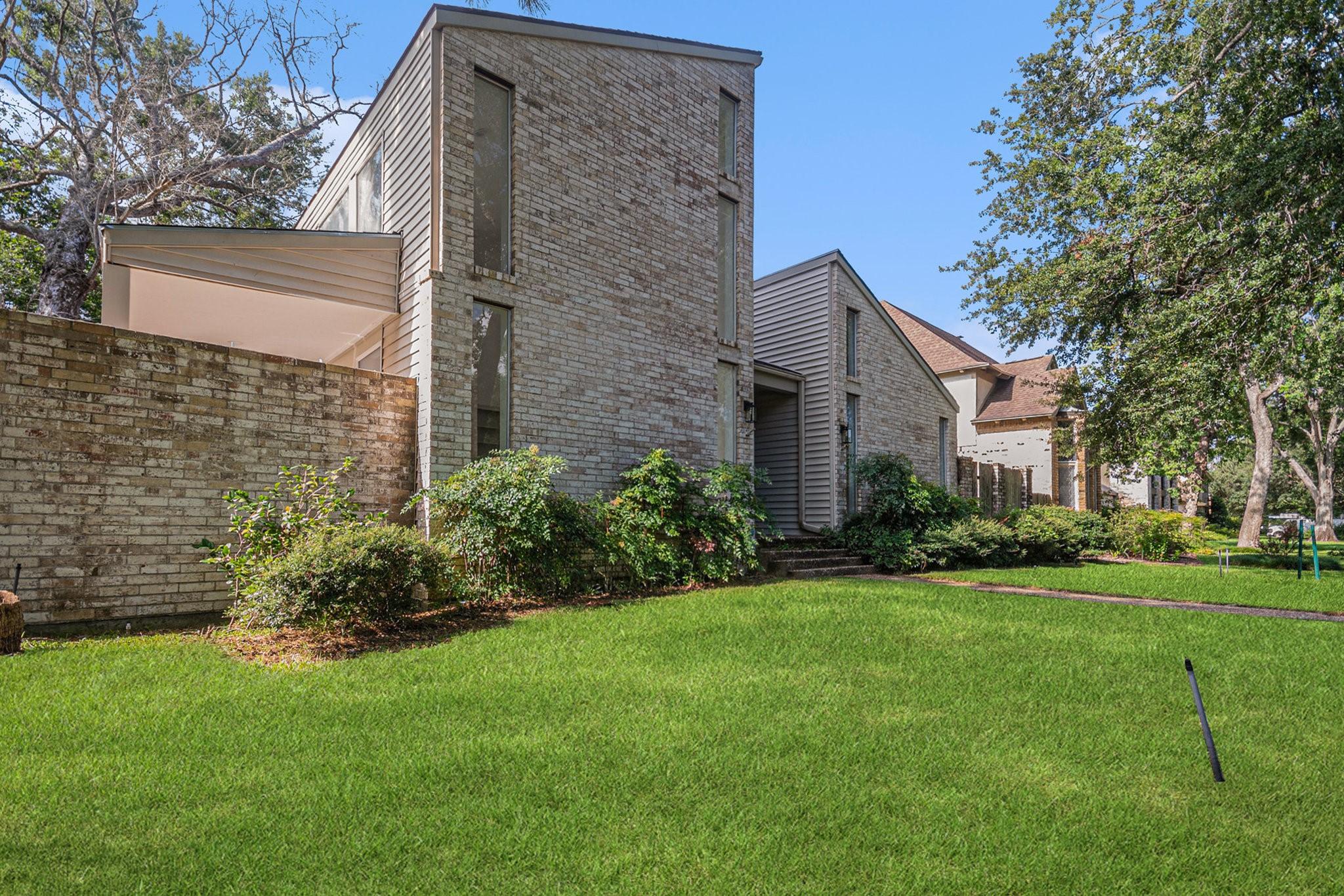 Image 4: Large Corner Lot