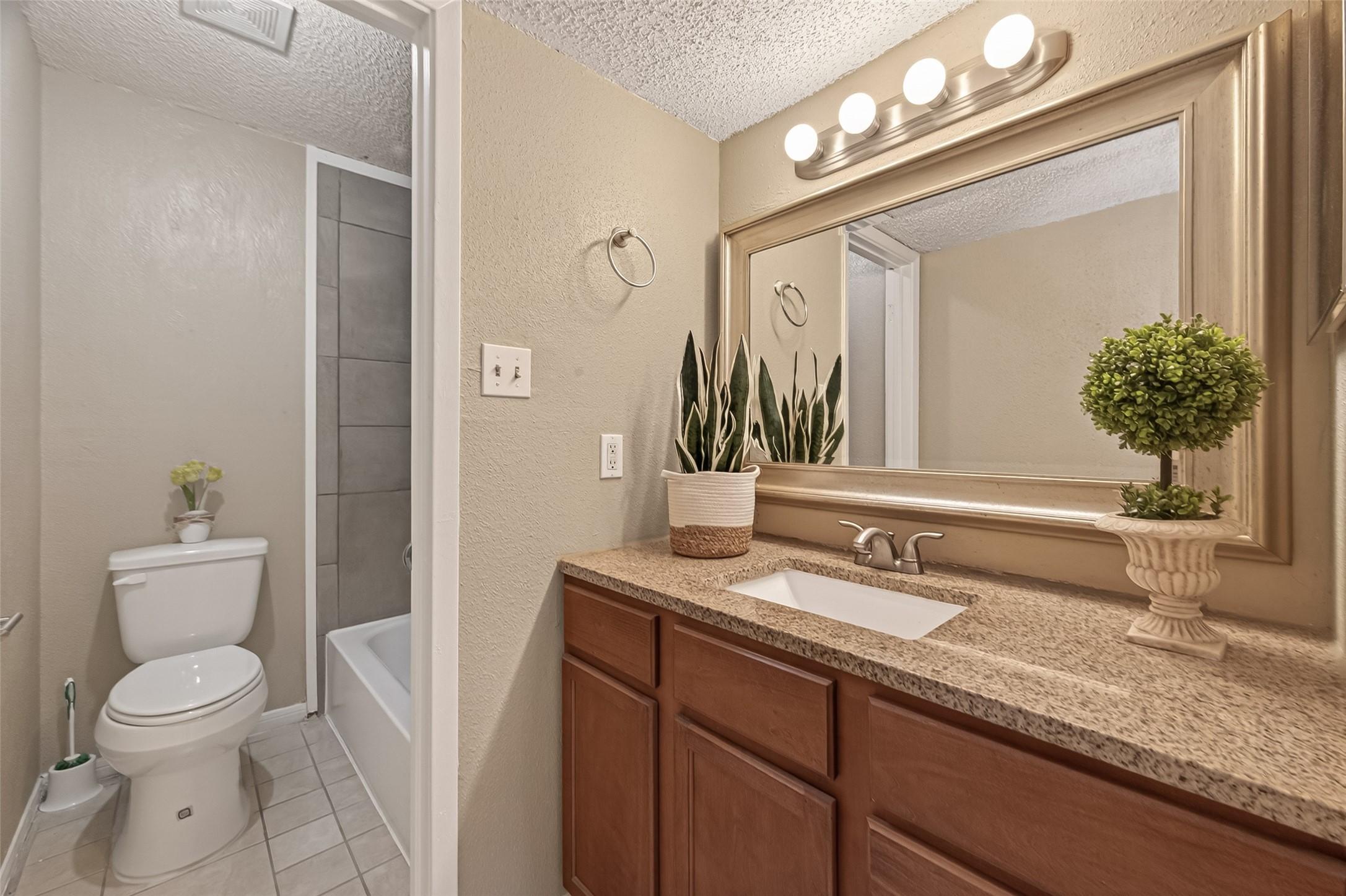Image 3: Look at all of the counterspace with the gorgeous