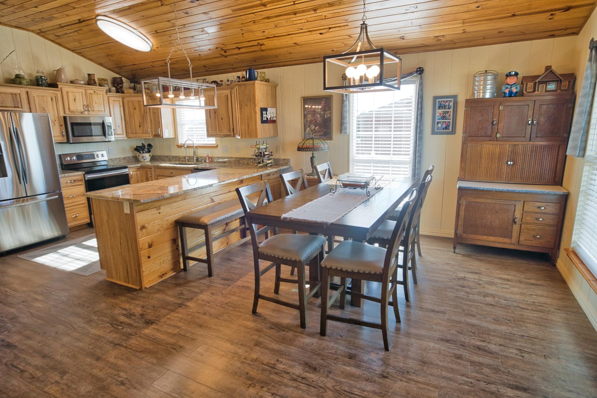 Image 4: Kitchen/Dining room
