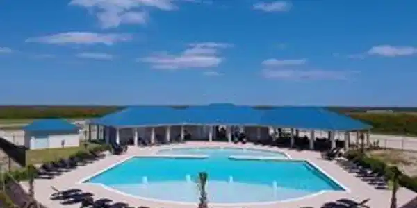 Image 3: Pool / Clubhouse