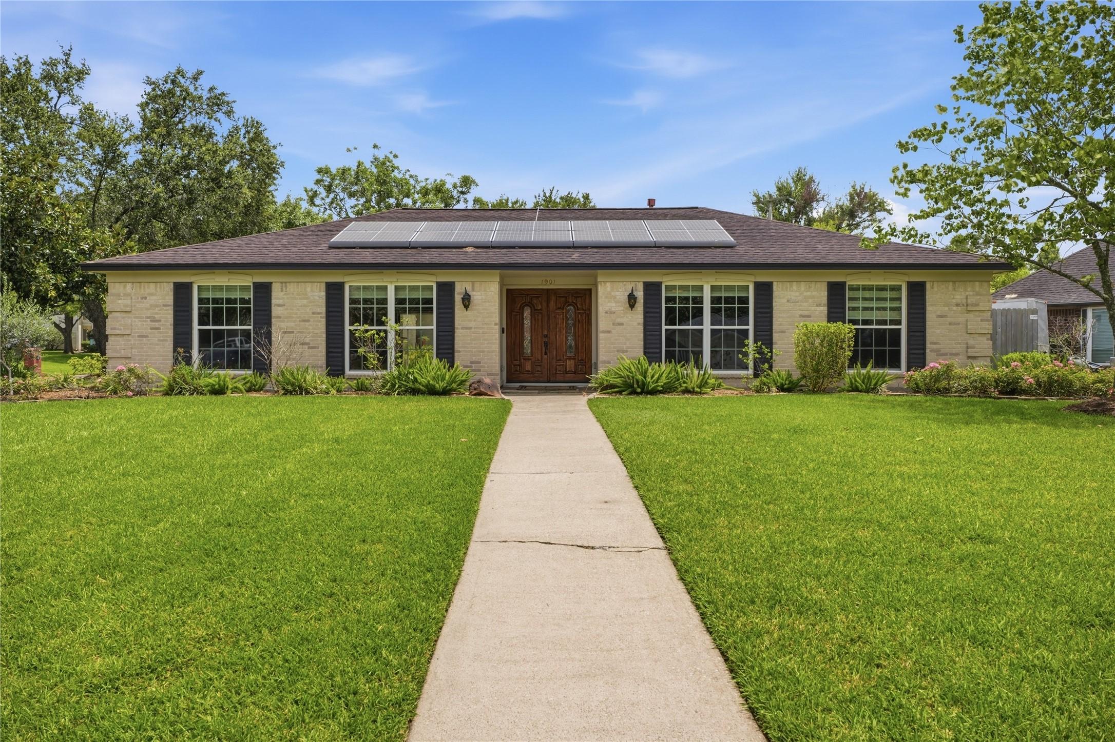 Image 1: Welcome home to 1901 Acacia Street in the quiet Cl