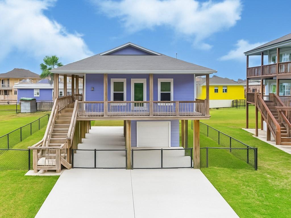 Image 3: Completely fenced in and room to play!