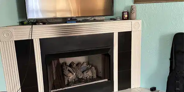 Image 4: Gas log fireplace in living room