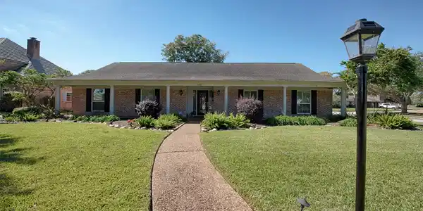 Image 2: Gorgeous single story home located on huge lot wit