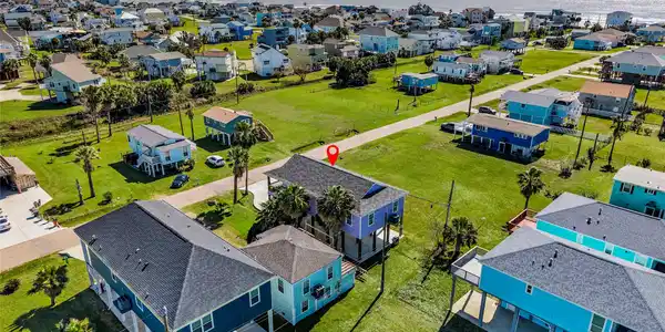 Image 3: Walking distance to the beautiful quiet beach!