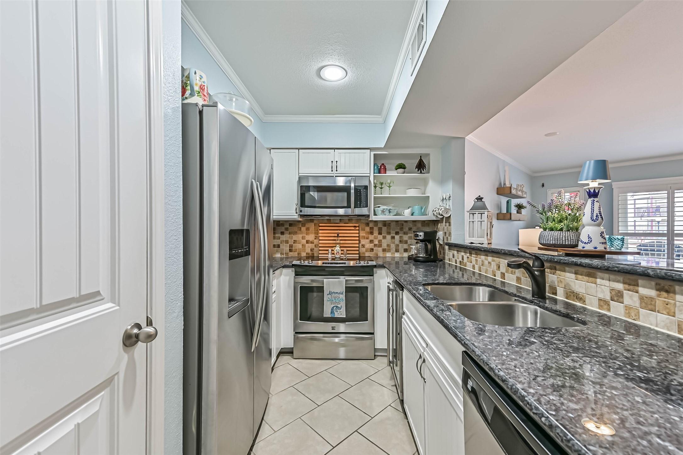 Image 3: Beautiful coastal kitchen complete with wine fridg