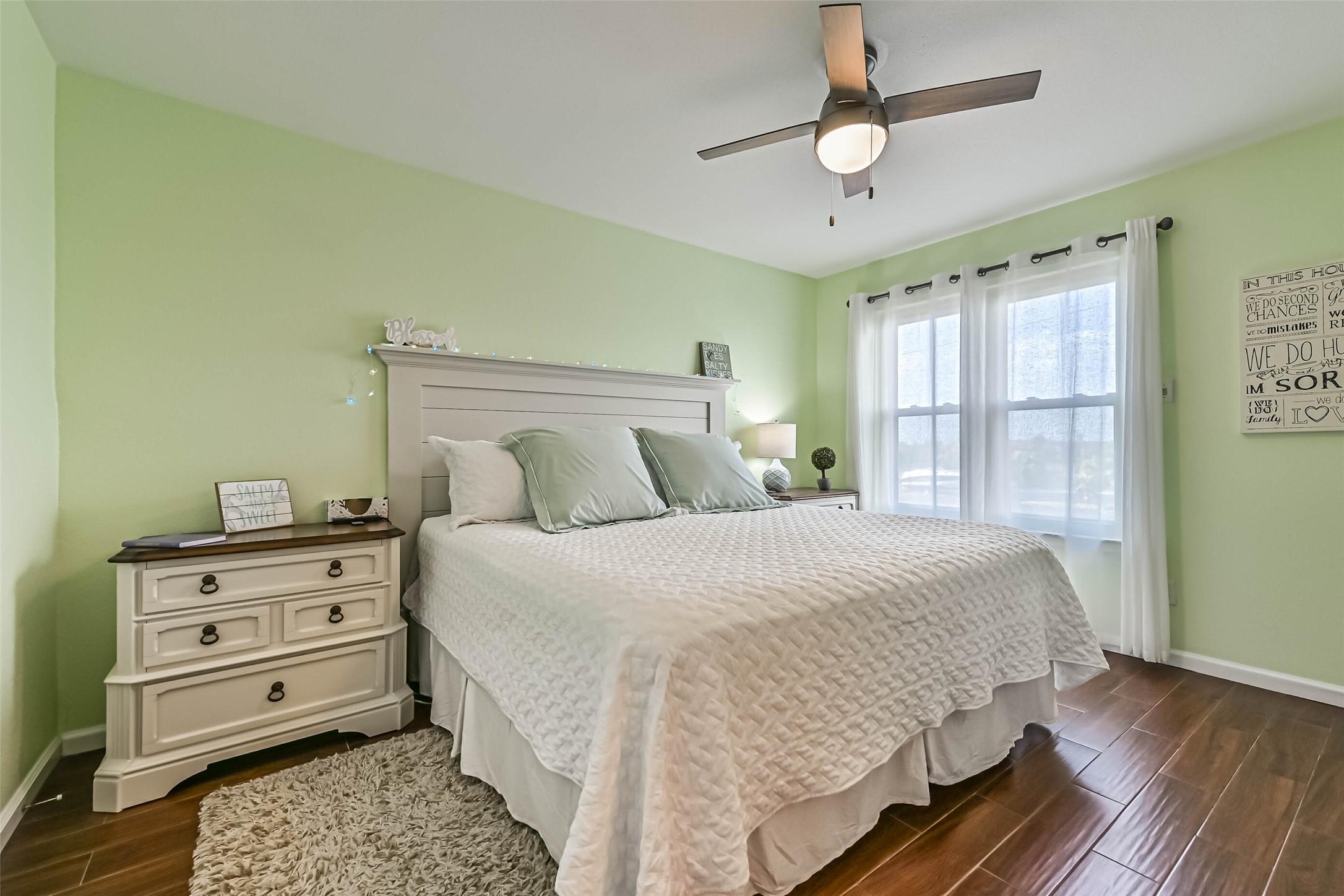 Image 4: Lovely primary bedroom