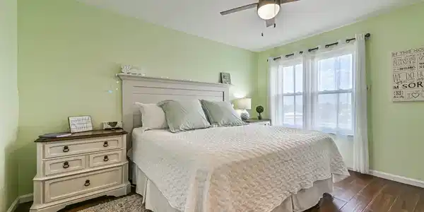 Image 4: Lovely primary bedroom