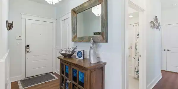 Image 4: Renovated to perfection! This entry has a seashell
