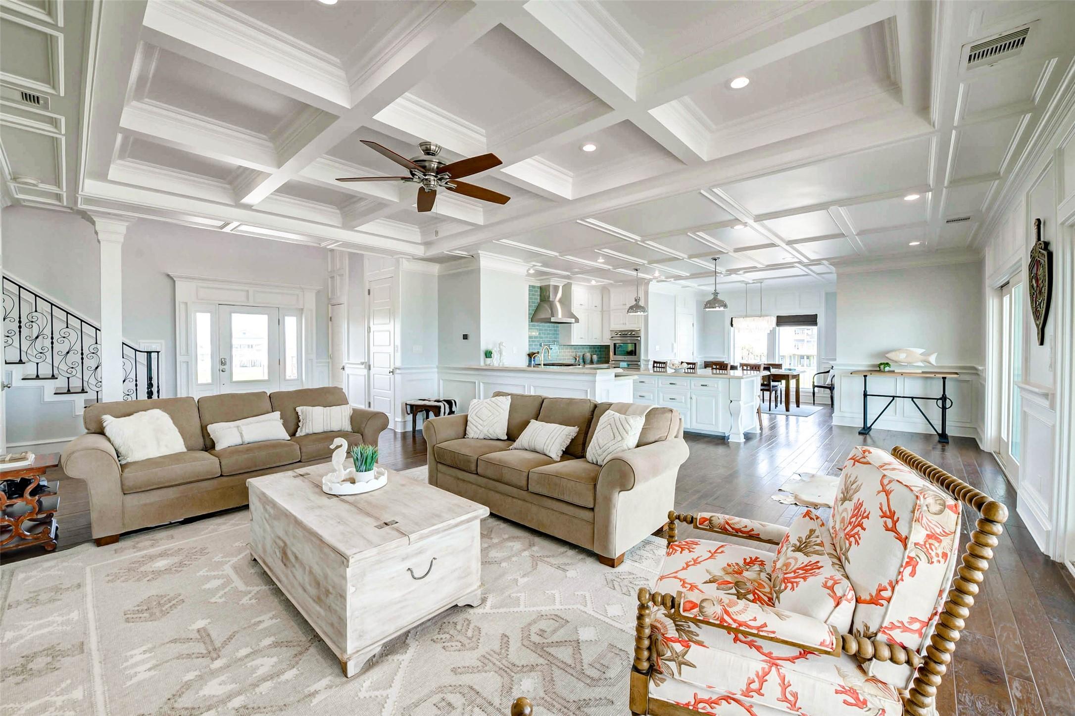 Image 4: A stunning interior with coffered ceilings and gle
