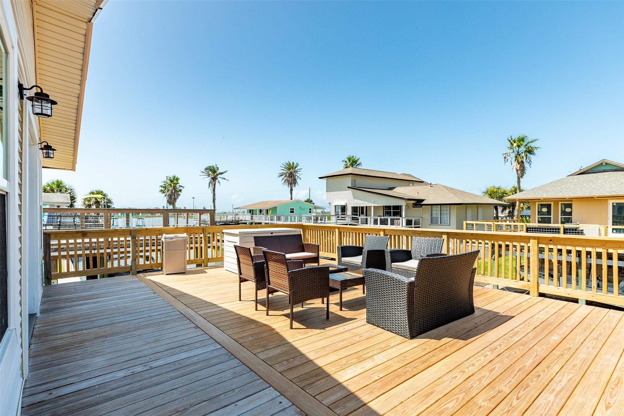 Image 4: Lots of outdoor entertaining space!