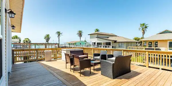 Image 4: Lots of outdoor entertaining space!