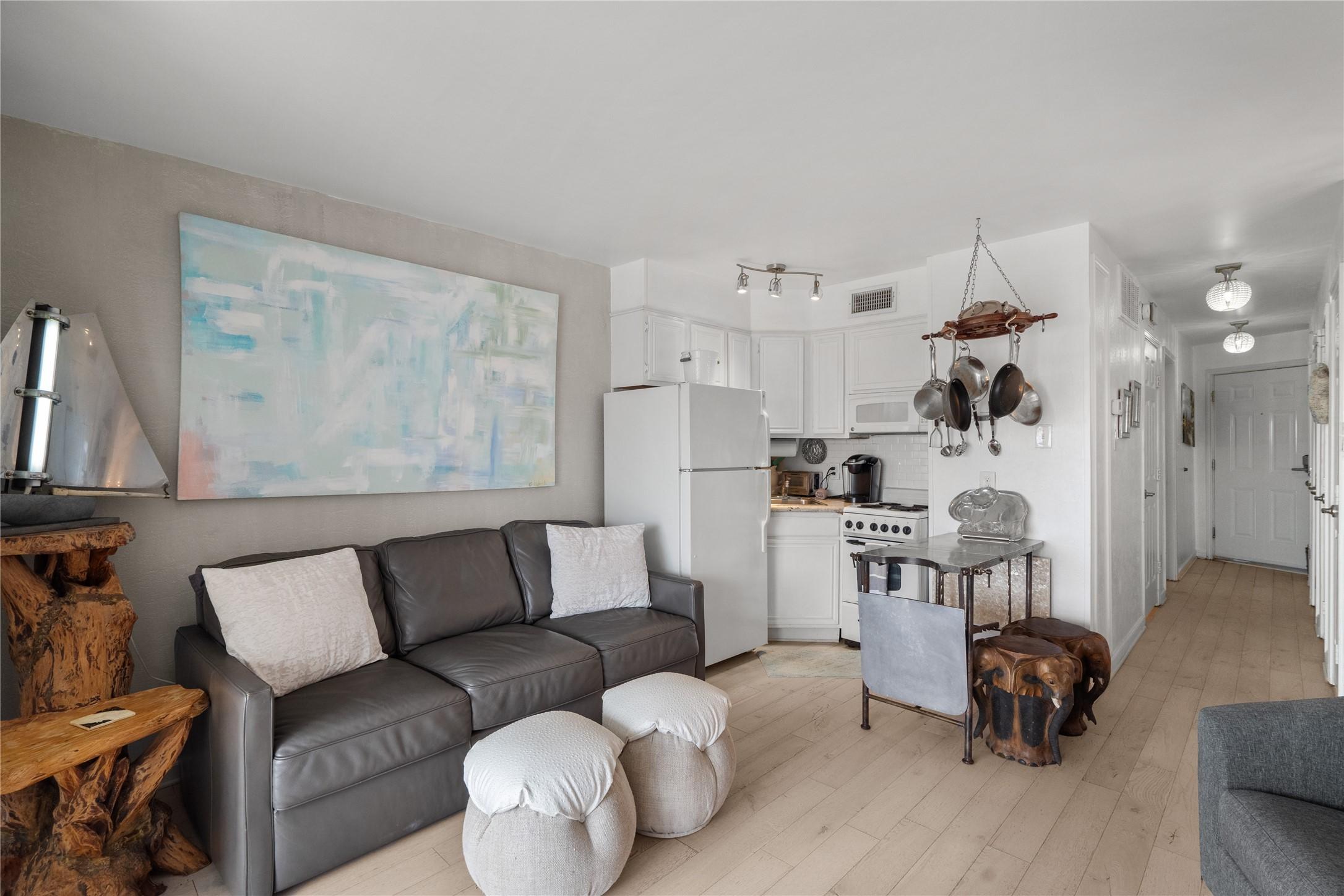 Image 1: Living/Kitchen