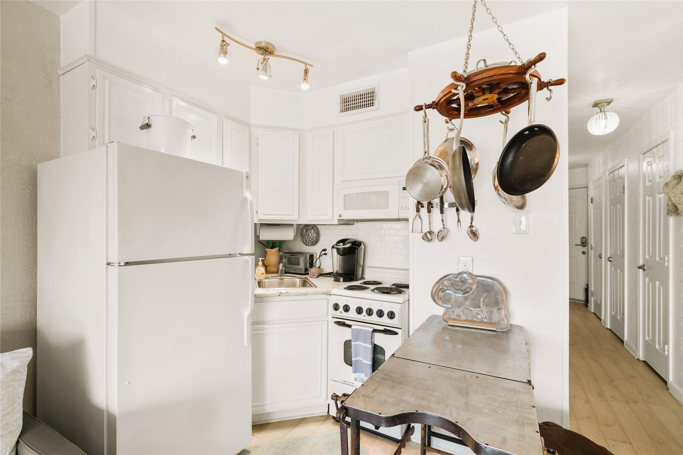 Image 3: Kitchen