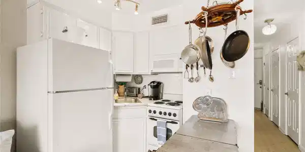 Image 3: Kitchen