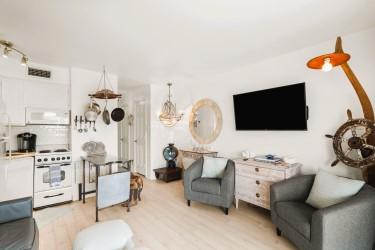 Image 4: Living/Kitchen