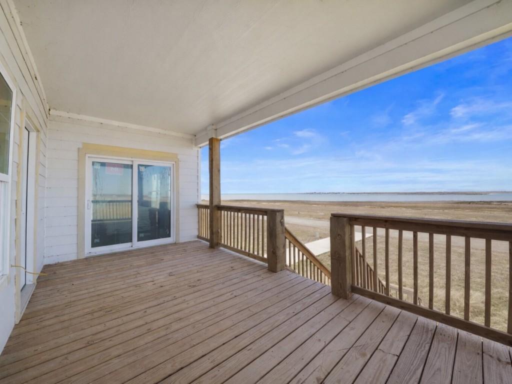 Image 4: Giant Texas sized porch. This space can be used to