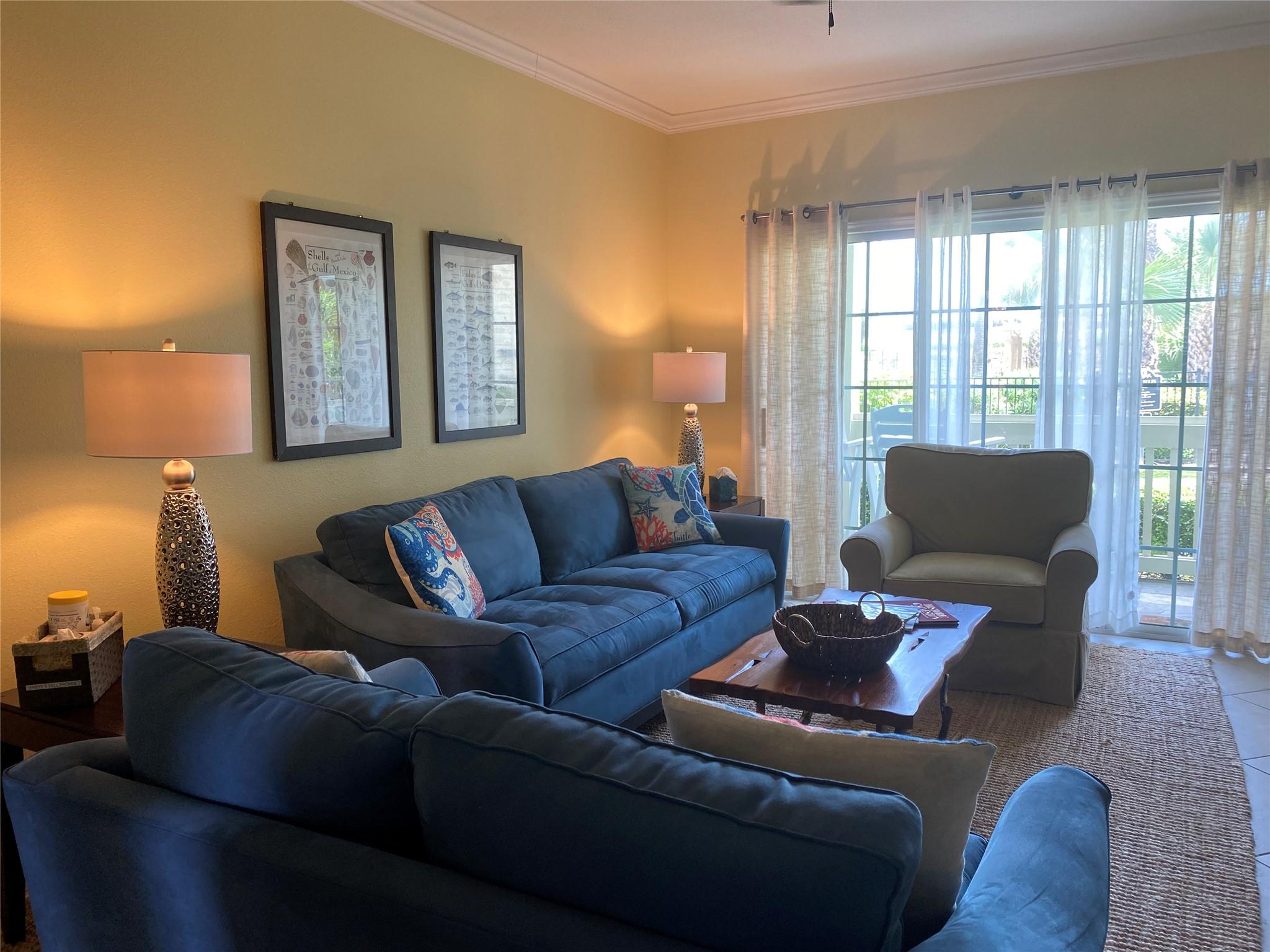Image 4: Bright and cozy living room with comfortable sofas