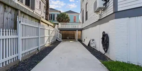 Image 2: Drive way